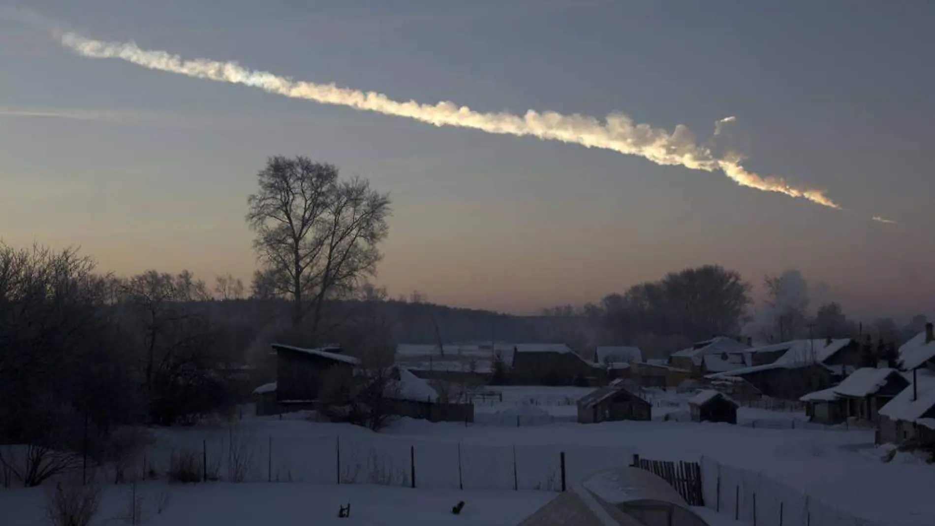 La traza humeante del meteorito de Chelyabinsk. Presentó varias explosiones en la atmósfera terrestre y parte sobrevivió para caer